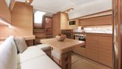 Yachtcharter dufour 382 salon galley