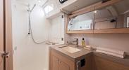Yachtcharter oceanis51.1 5cab bathroom