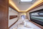 Yachtcharter nautitech46 fly 4cab bedroom1