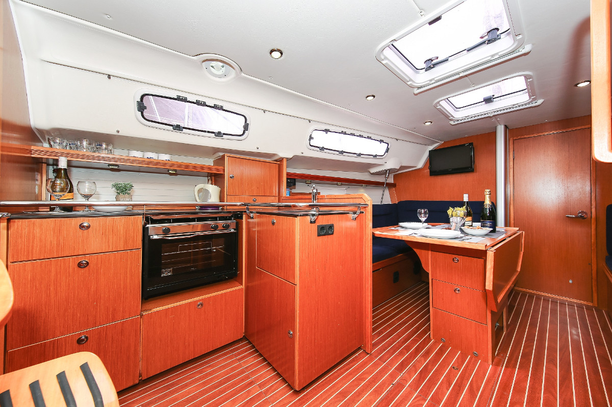 Yachtcharter Bavaria 35 cruiser 3cab kitchen