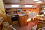 Yachtcharter Bavaria38 3cab salon