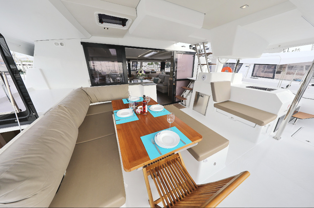 Yachtcharter Fountaine Pajot Saona 47 Quintet 3cab salon