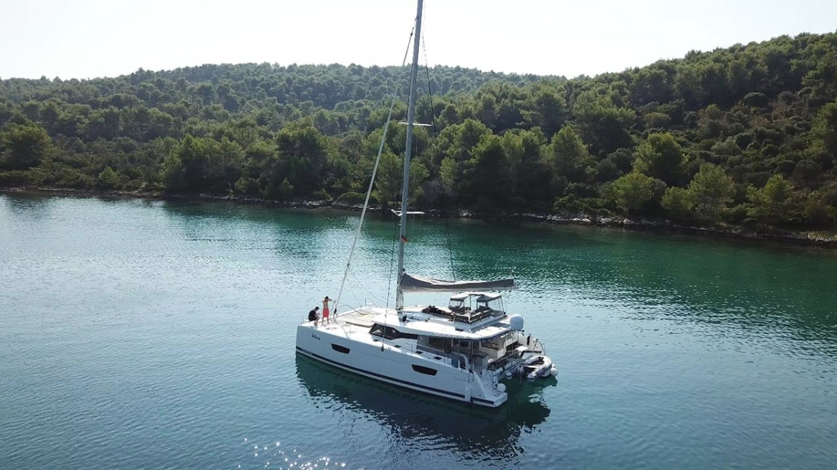 Yachtcharter Fountaine Pajot Saona 47 Quintet 3cab outer