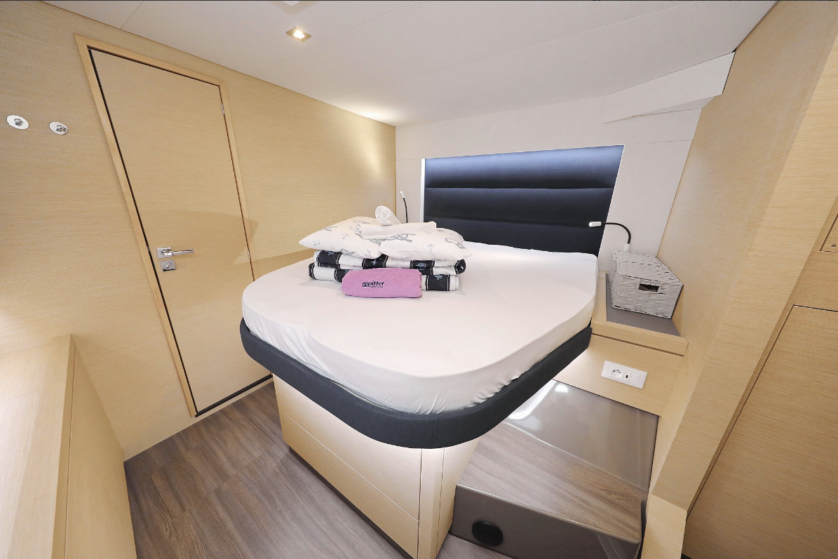 Yachtcharter Fountaine Pajot Saona 47 Quintet 3cab bed