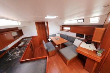 Pantry der Oceanis 45 (4 Kabinen, 2 Bäder). Innenansicht