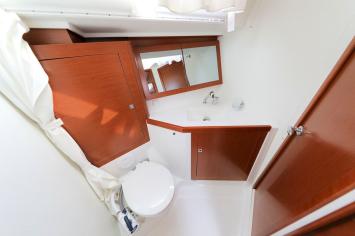 Innenansicht der Oceanis 45 (4 Kabinen, 2 Bäder). Innenansicht