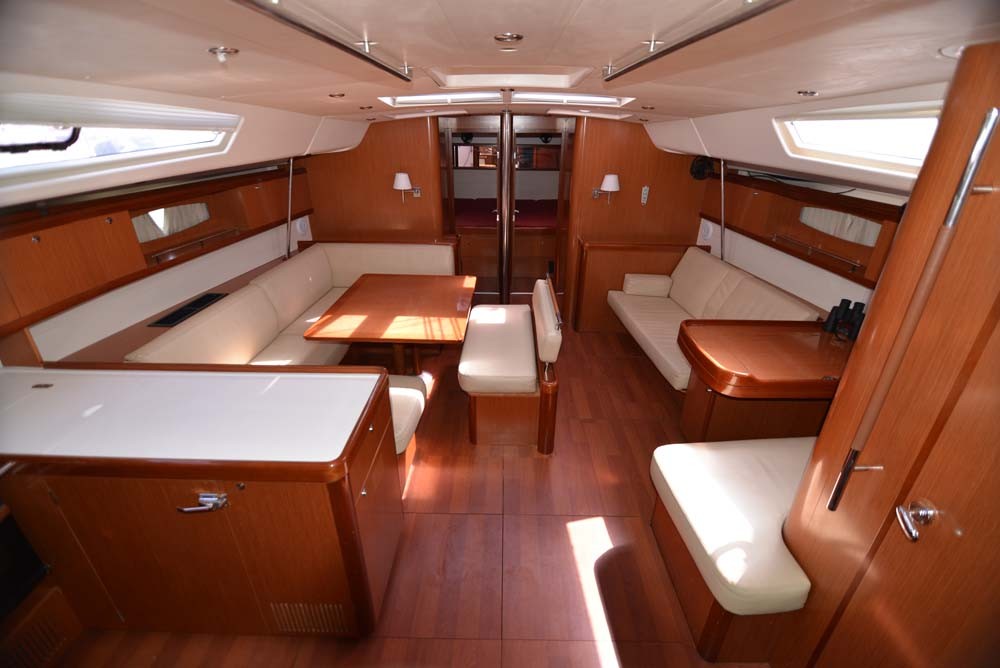 Yachtcharter Oceanis 54 4cab salon