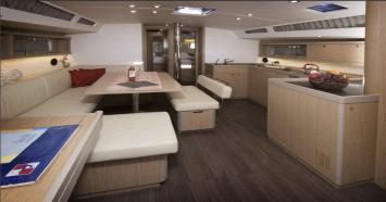 Innenansicht der Oceanis 48 (5 Kabinen, 3 Bäder). Innenansicht