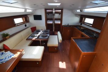 Salon der Oceanis 48 (5 Kabinen, 3 Bäder). Innenansicht
