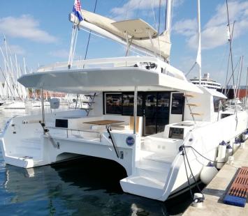 Dufour 48 Catamaran - 4 + 2 cab. Au�enansicht