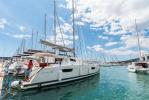 Yachtcharter Saona 47 5cab 5 wc aussenansicht 4