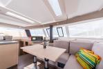 Yachtcharter Saona 47 5cab 5 wc aussenansicht 25