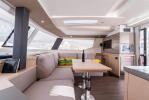 Yachtcharter Saona 47 5cab 5 wc aussenansicht 26
