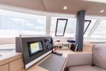 Yachtcharter Saona 47 5cab 5 wc aussenansicht 27
