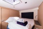 Yachtcharter Saona 47 5cab 5 wc aussenansicht 28