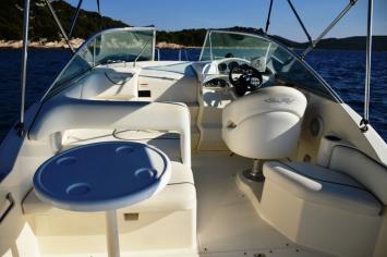 SeaRay255Sundancer-6 Innenansicht