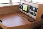 Yachtcharter custom/39520/Katamaran_Lagoon_42_Da_Vinci_Kartentisch_mit_Kartenplotter_Batteriew_chter_VHF_Radio_mit_USB_pic12