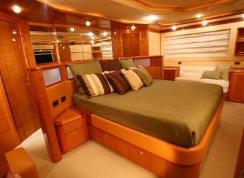 Ferretti-Yachts-880-4-cab-aussenansicht-3 Außenansicht
