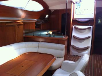 SunOdyssey49DS-8 Innenansicht