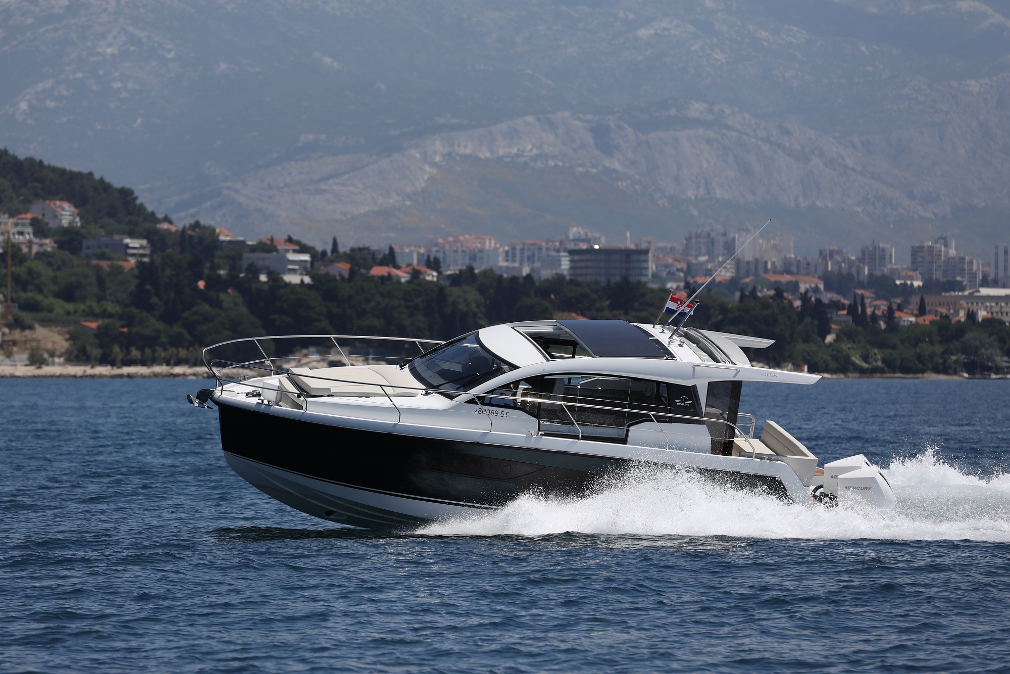Yachtcharter SealineC335V Stormi