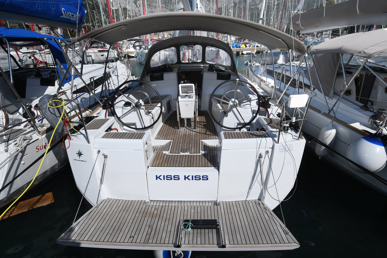 Yachtcharter Sun Odyssey 419 3 cab 2wc Kiss Kiss hauptansicht 1