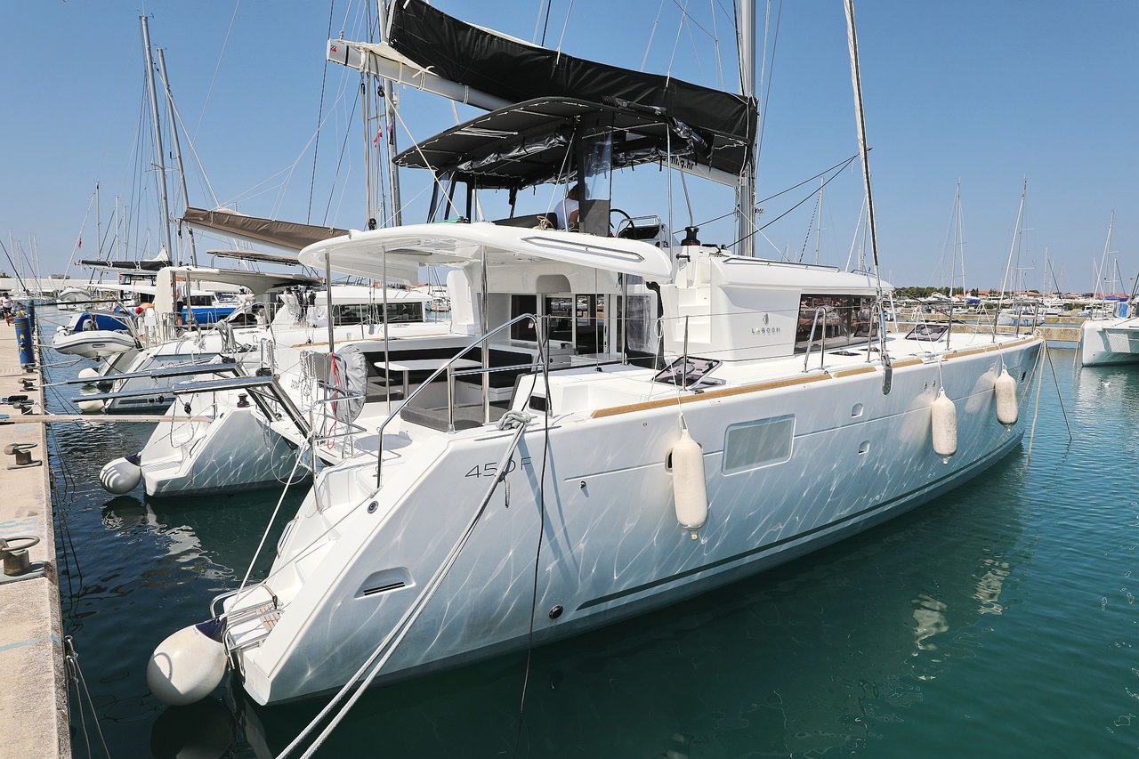 Yachtcharter Lagoon450F Hot Stuff