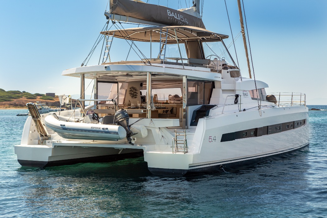 Yachtcharter Bali 5 4 5 2cab License to Chill crewed hauptansicht 1