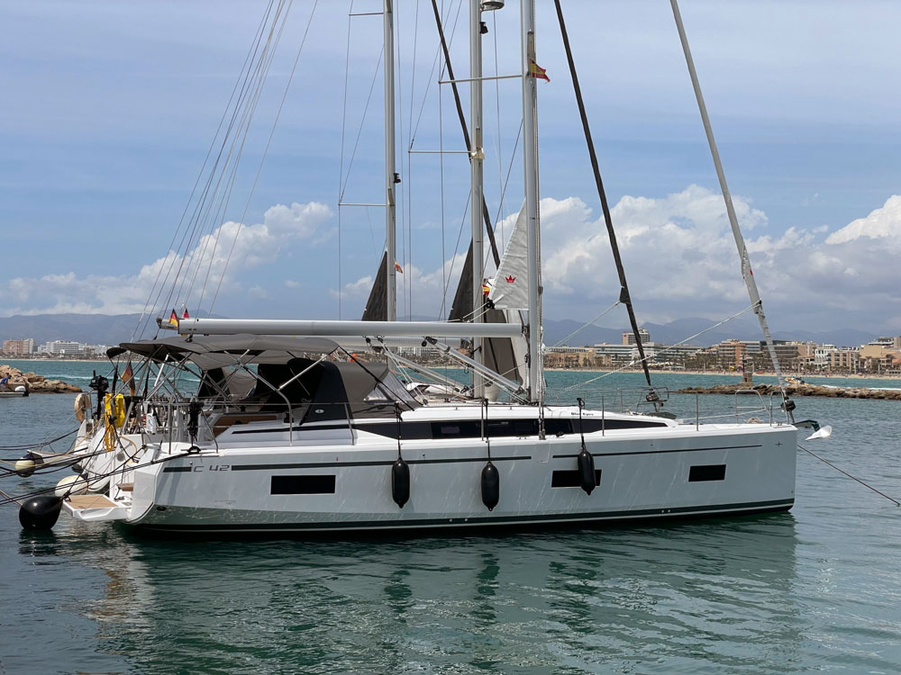 Yachtcharter BavariaC42 Blue Eyes