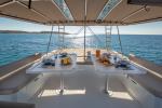 Yachtcharter Bali 5 4 5 2cab License to Chill crewed aussenansicht 3