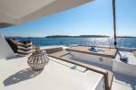 Yachtcharter Bali 5 4 5 2cab License to Chill crewed aussenansicht 4