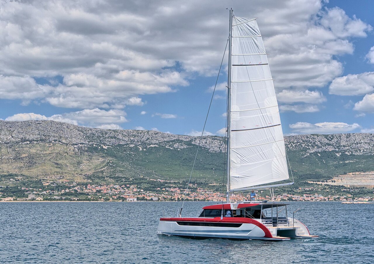 Yachtcharter Luna49 Red