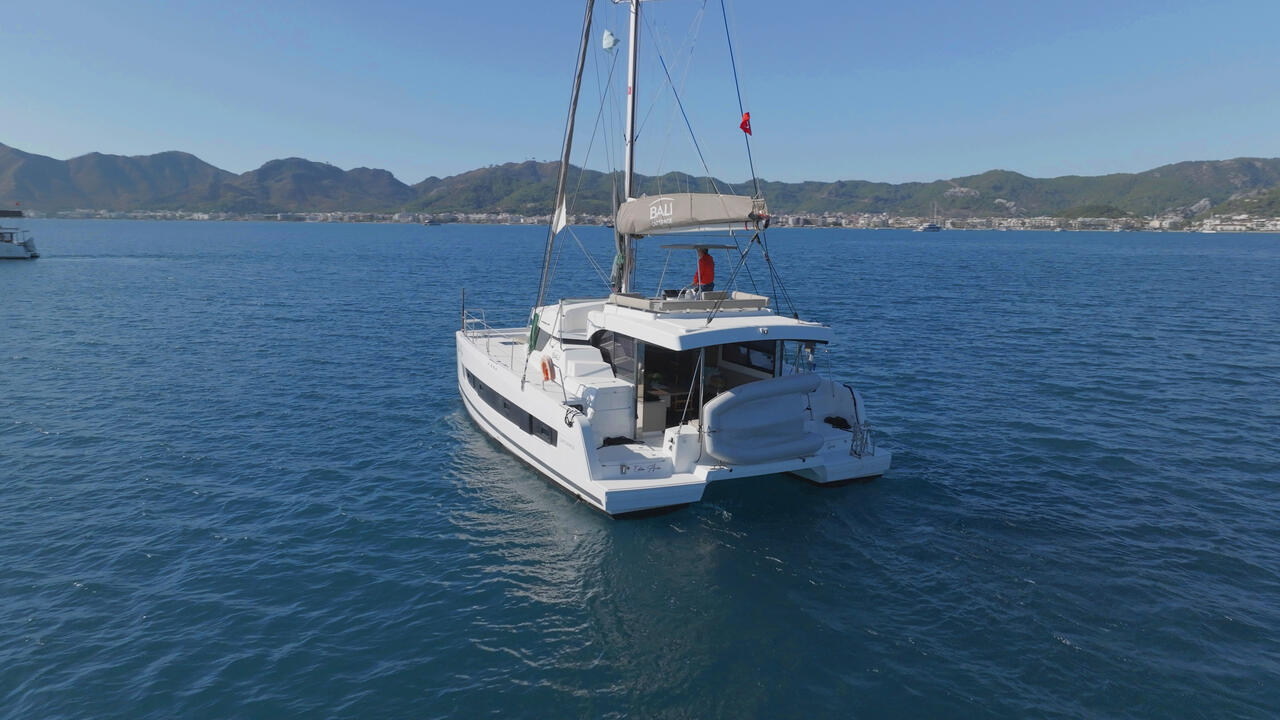 Yachtcharter BaliCatspace Ediba Aries