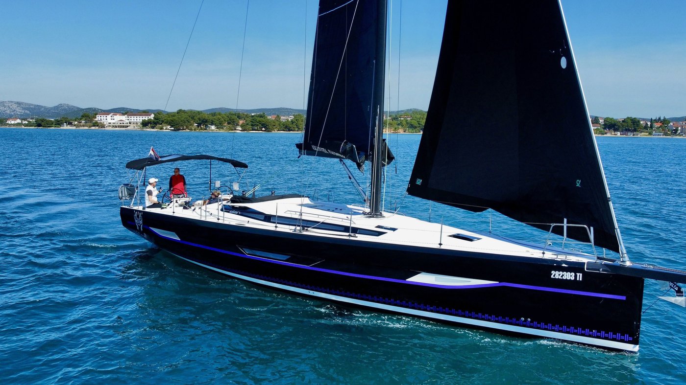 Yachtcharter ElanE6 Black Panther
