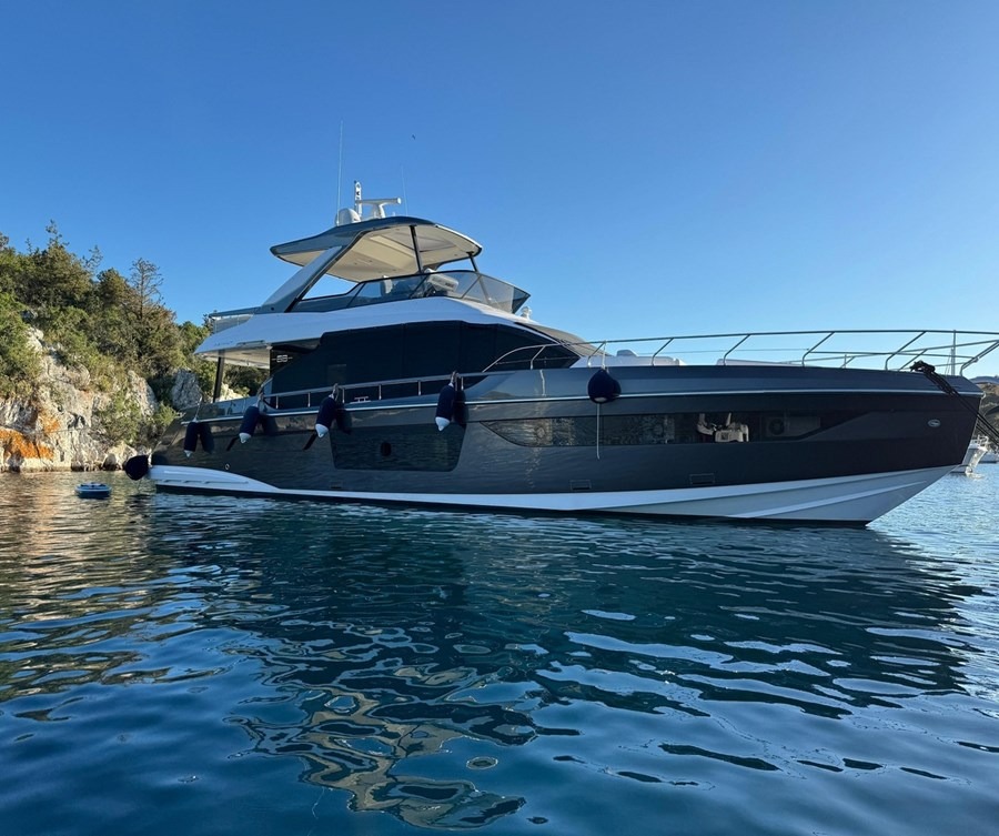 Yachtcharter Azimut68 41cab Pangea
