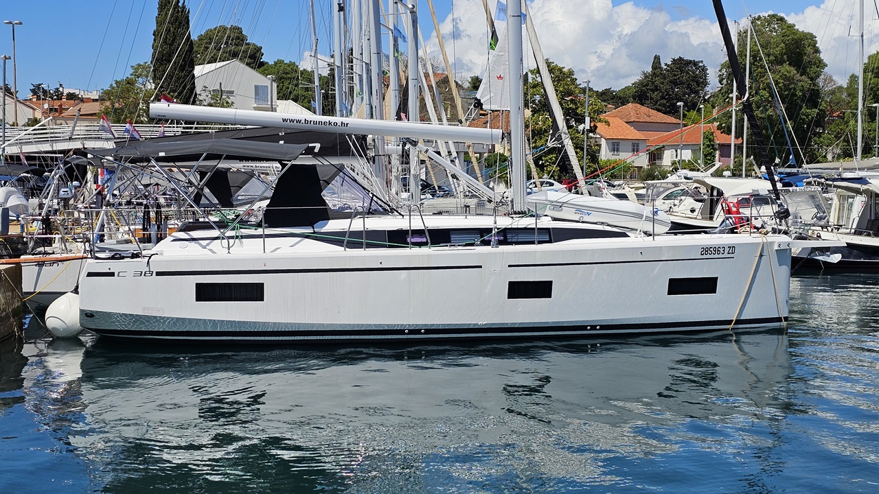 Yachtcharter BavariaC38 Windchaser