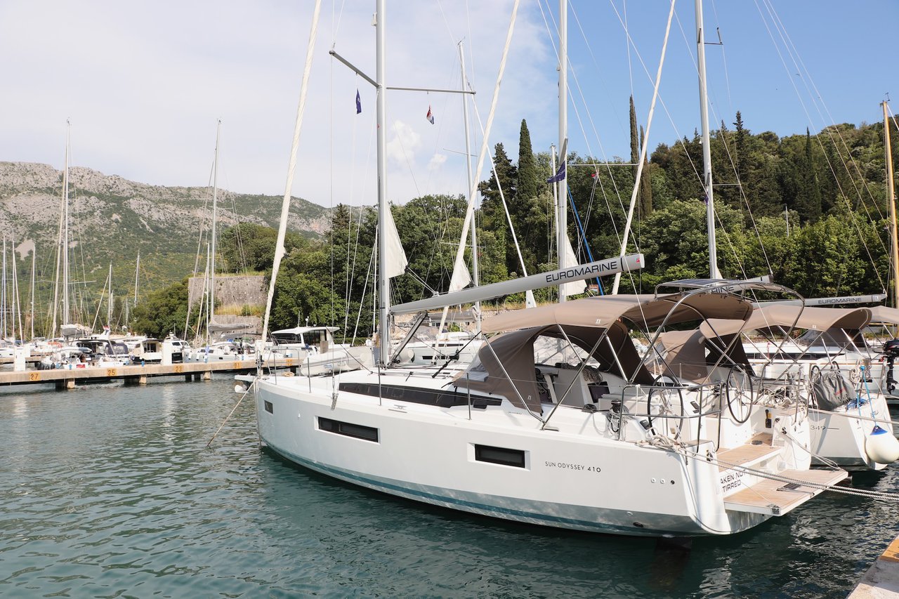 Yachtcharter SunOdyssey410 Shaken Not Stirred