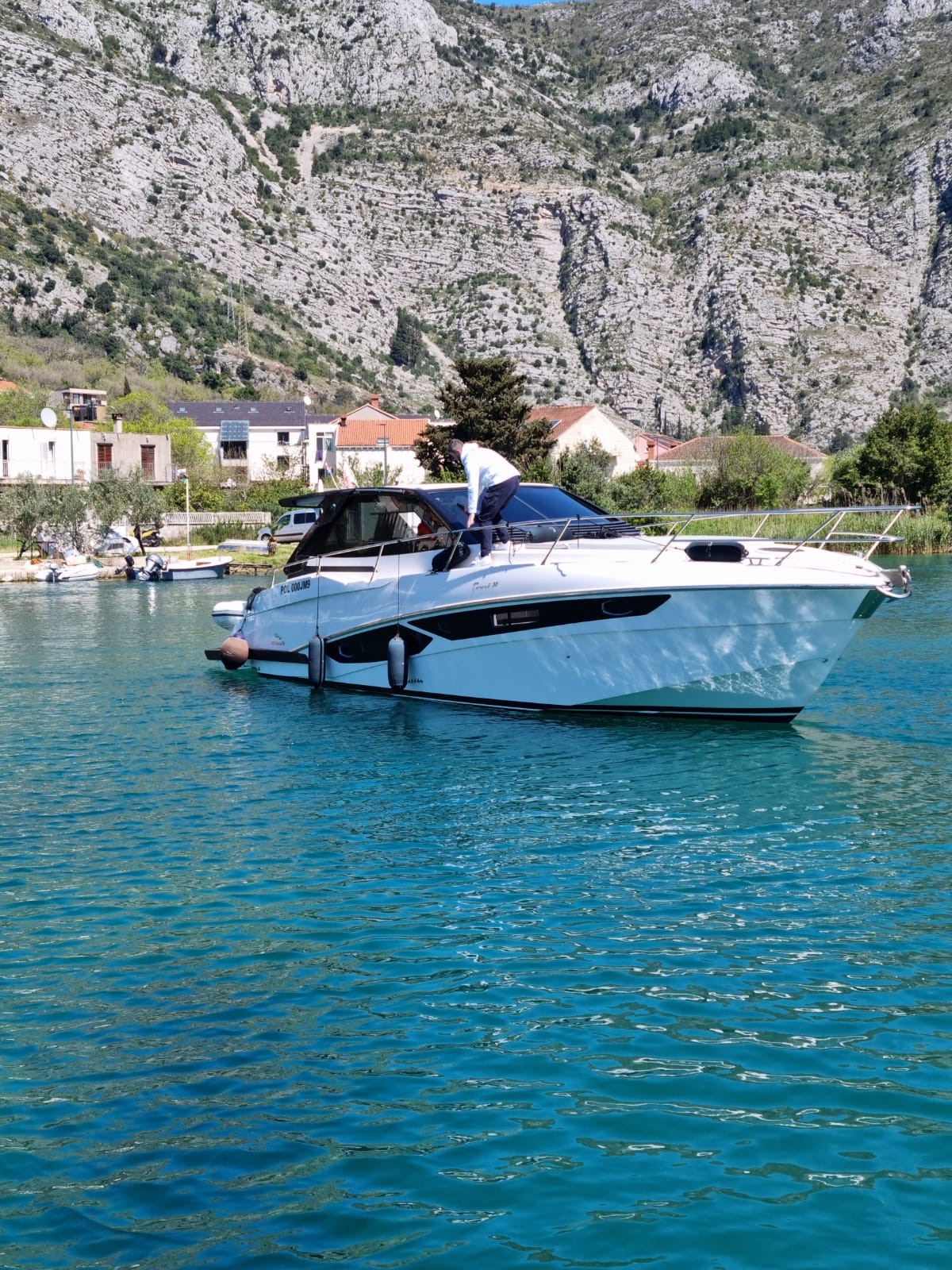 Yachtcharter Parana38 Vador