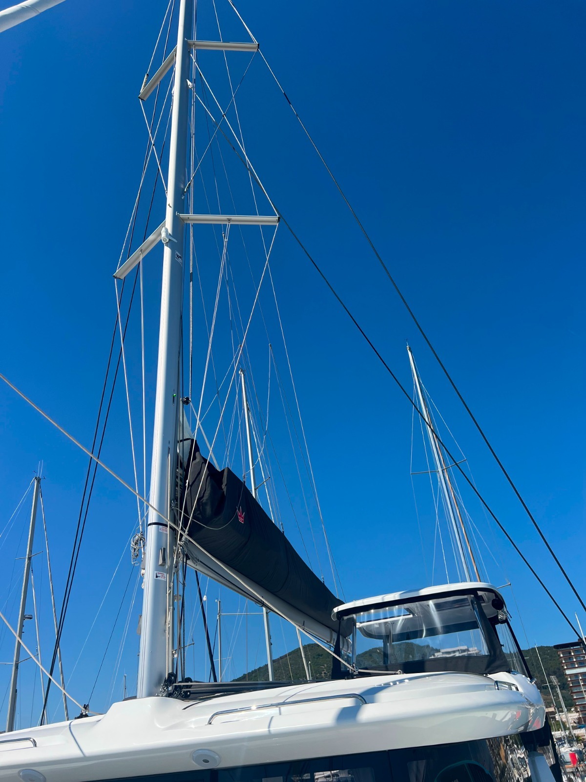 Yachtcharter Lagoon43 41cab Too White 1