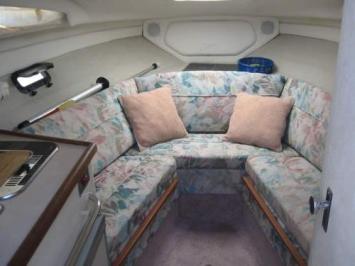 Bayliner-2355-Salon-1-Cab-1-WC.JPG Innenansicht