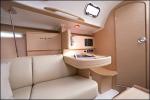 Yachtcharter First 31.7 Kartentisch 2 Cab 1 WC