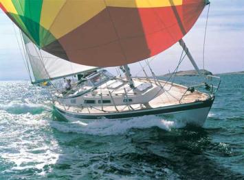 Hallberg-Rassy 34 (2Cab)-Seite-Bug Auenansicht