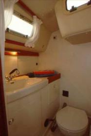 Hallberg-Rassy 34 (2Cab)-WC Innenansicht