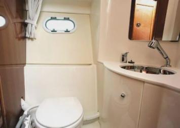 Jeanneau-Prestige-32-Fly-Nasszelle-2-Cab-1-WC.png Innenansicht