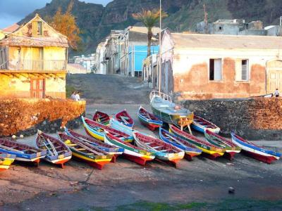 Yachtcharter Kapverden: Ein Fischerdorf auf Santo Antao im Abendlicht