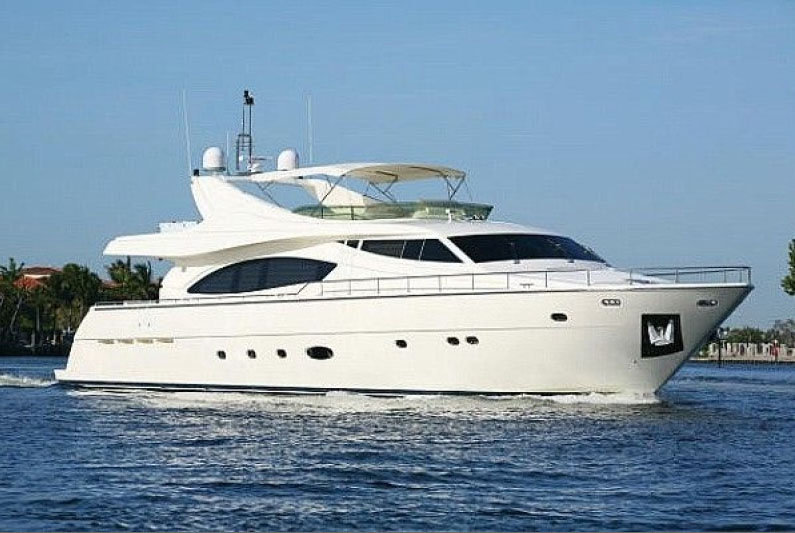 Yachtcharter Ferretti 880