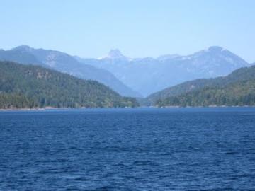 Yachtcharter Kanada: Wasser, W�lder, Berge - das Panorama der d�nnbesiedelten Region ist majest�tisch