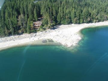 Yachtcharter Kanada: Cortes Island hat tolle wei�e Sandstr�nde vor dunklen Nadelw�ldern