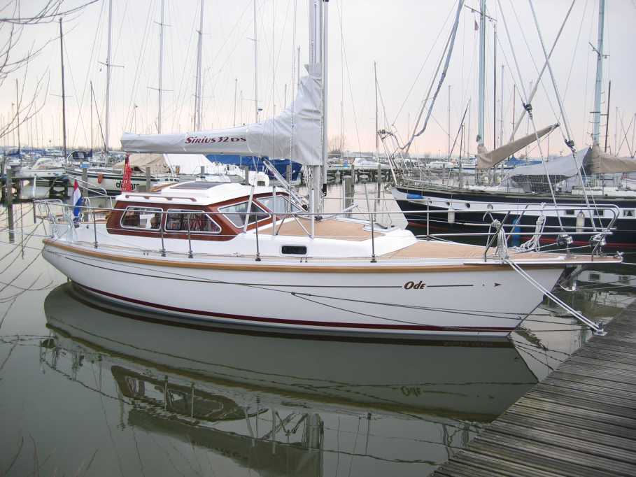 Yachtcharter Sirius 32 DS Seitenansicht 2 Cab 1 WC