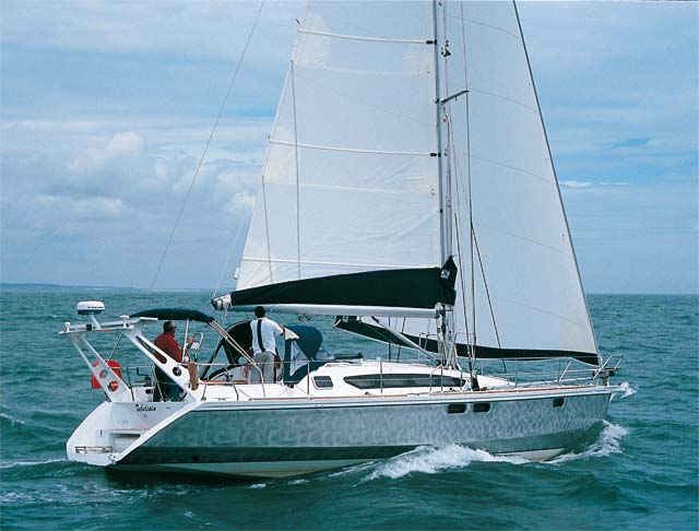 Yachtcharter Ovni 395 Seitenansicht 3 Cab 1 WC