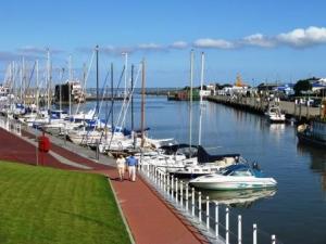 Im Nordsee-Hafen Benersiel haben Charter-Crews nun endlich Strom am Steg